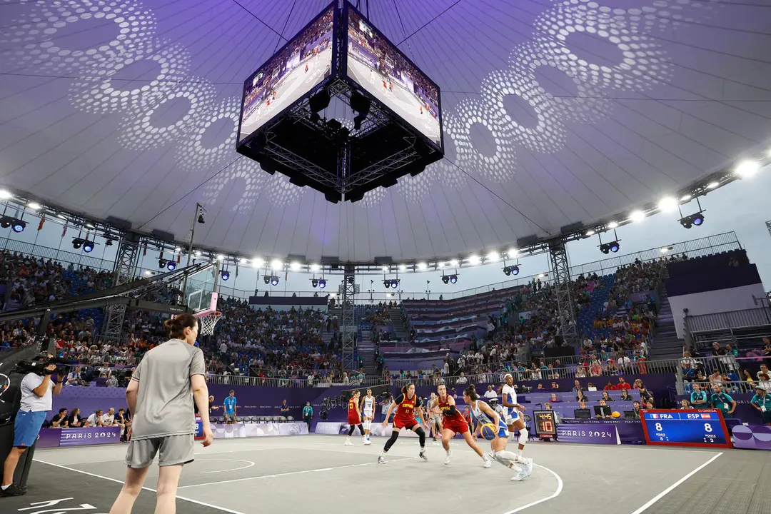 Partido de fase de grupos de Baloncesto 3x3 Femenino de los Juegos Ol&iacute;mpicos de Par&iacute;s 2024, entre Francia y Espa&ntilde;a, este mi&eacute;rcoles, en la sede La Concorde de la capital francesa. EFE/ Miguel To&ntilde;a