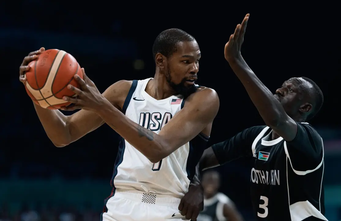 El jugador de USA Kevin Durant (I) en acci&oacute;n ante Majok Deng, de Sud&aacute;n del Sur, durnte el partido del grupo C que han jugado en el Pierre Mauroy Stadium en Villeneuve-d'Ascq, Francia. EFE/EPA/ALEX PLAVEVSKI