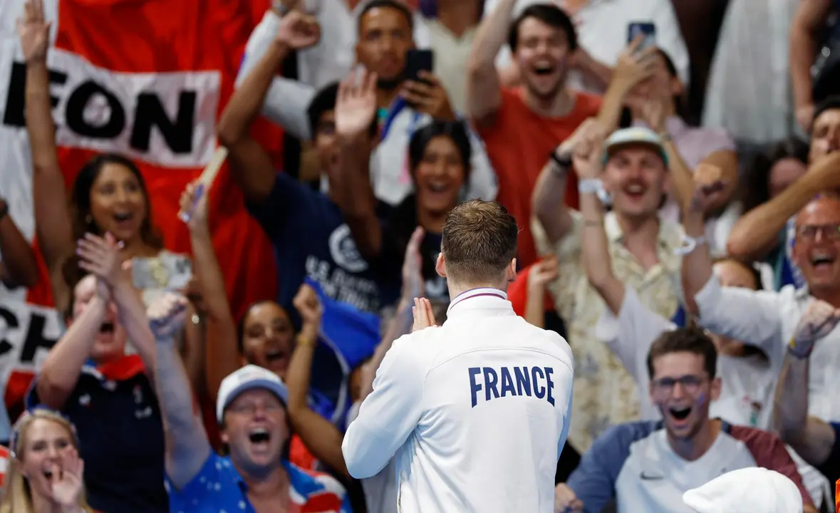 L&eacute;on Marchand desat&oacute; la locura n la sesi&oacute;n nocturna de nataci&oacute;n. EFE/EPA/FRANCK ROBICHON