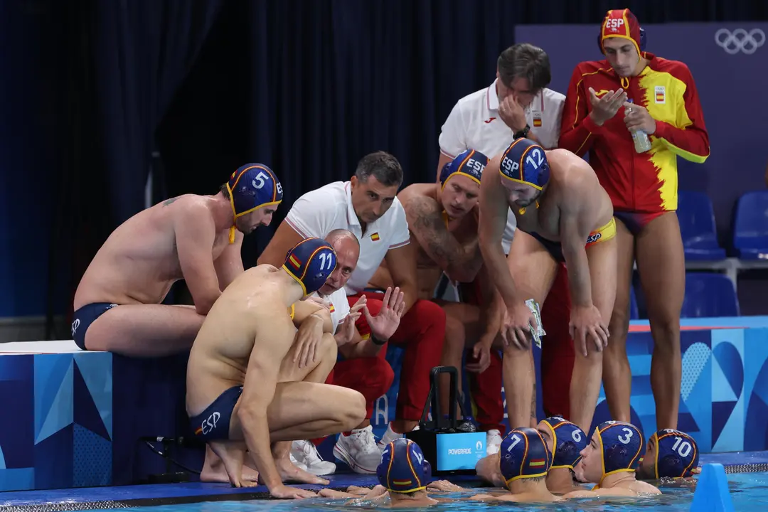 El entrenador espa&ntilde;ol de David Mart&iacute;n Lozano habla con sus jugadores durante el encuentro de waterpolo que midi&oacute; a su equipo contra Serbia en el grupo B de los Juegos Ol&iacute;mpicos de Par&iacute;s 2024 . EFE/ Kiko Huesca