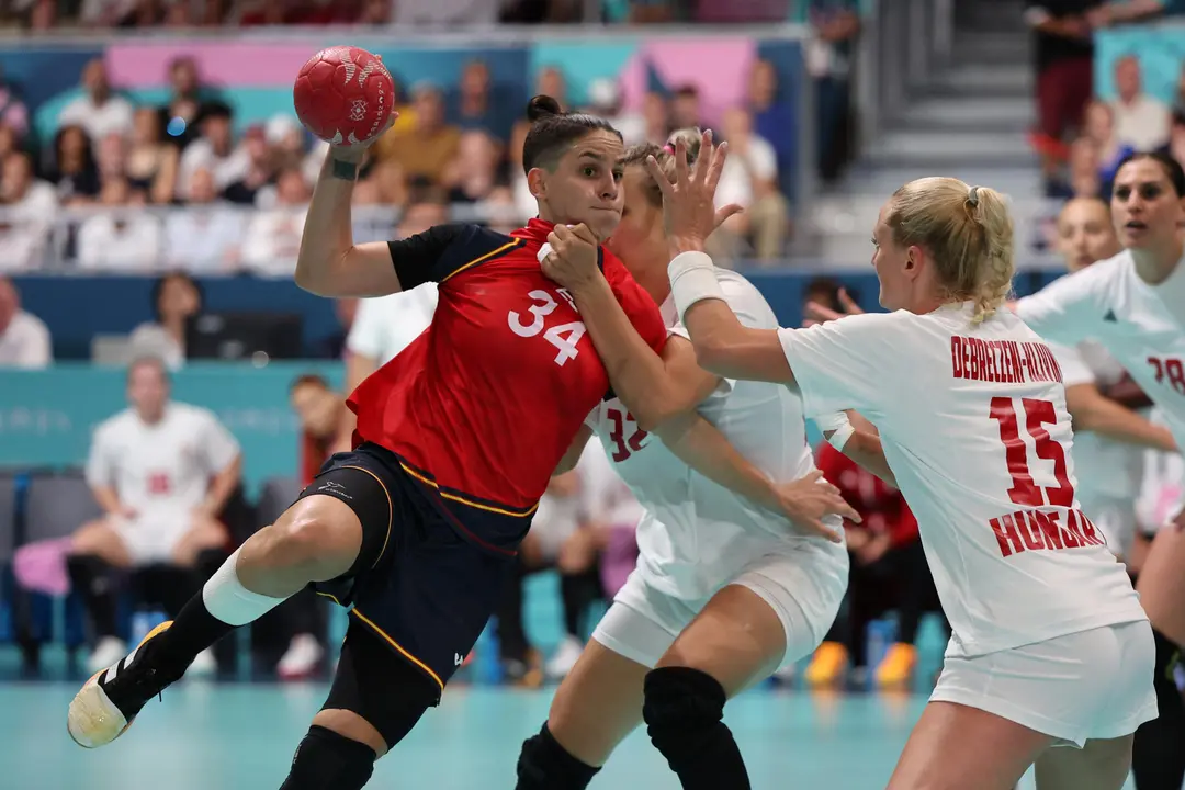 La jugadora espa&ntilde;ola Alicia Fern&aacute;ndez ante las h&uacute;ngaras Noemi Pasztor (c) y Kinga Debreczeni-Klivinyi (d) durante el partido de balonmano femenino del grupo B de los Juegos Ol&iacute;mpicos de Par&iacute;s 2024 este jueves en Par&iacute;s. EFE/ Miguel Guti&eacute;rrez