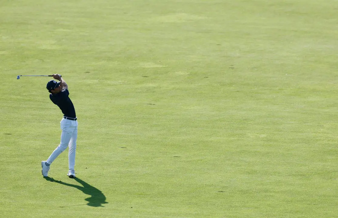 El chileno Joaqu&iacute;n Niemann durante la primera jornada del torneo de golf de los Juegos Ol&iacute;mpicos de Par&iacute;s 2024. EFE/EPA/ERIK S. LESSER