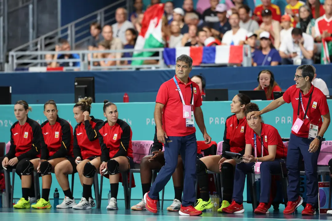 El seleccionador espa&ntilde;ol Ambrosio Jos&eacute; Mart&iacute;n (c) durante el partido de balonmano femenino del grupo B de los Juegos Ol&iacute;mpicos de Par&iacute;s 2024 disputado por Espa&ntilde;a y Hungr&iacute;a este jueves en Par&iacute;s. EFE/ Miguel Guti&eacute;rrez