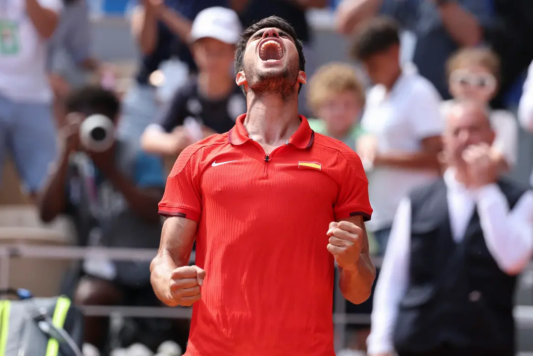 El espa&ntilde;ol Carlos Alcaraz tras imponerse al estadounidense Tommy Paul durante los cuartos de final celebrados en el marco de los Juegos Ol&iacute;mpicos Par&iacute;s 2024, este jueves, en la capital francesa. EFE/ Juanjo Mart&iacute;n