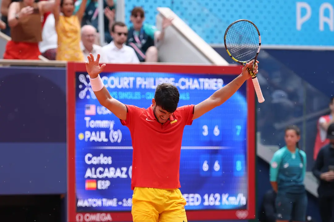 El espa&ntilde;ol Carlos Alcaraz tras imponerse al estadounidense Tommy Paul durante los cuartos de final celebrados en el marco de los Juegos Ol&iacute;mpicos Par&iacute;s 2024, este jueves, en la capital francesa. EFE/ Juanjo Mart&iacute;n