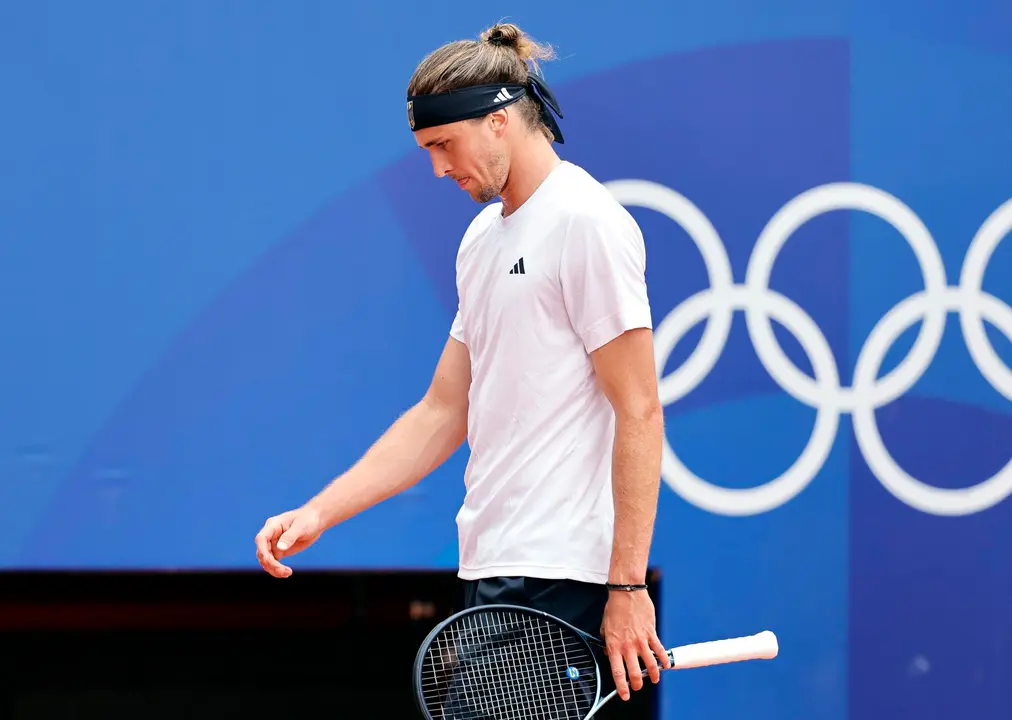 El todav&iacute;a campe&oacute;n ol&iacute;mpico de tenis individual masculino, el alem&aacute;n Alexander Zverev en las pistas de Rolad Garros. EFE/EPA/RONALD WITTEK