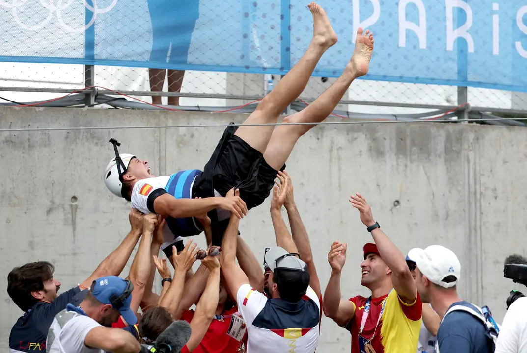 El pirag&uuml;ista Pau Echaniz es manteado tras la prueba de kayak masculina que se ha disputado en el Vaires-sur-Marne Nautical Stadium, en Vaires-sur-Marne,Francia.EFE/EPA/ALI HAIDER
