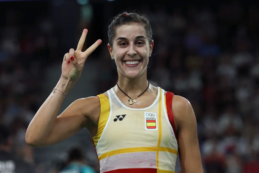 La espa&ntilde;ola Carolina Mar&iacute;n celebra su victoria ante la estadounidense Beiwen Zhang en el partido de octavos de final individual femenino celebrado en el marco de los Juegos Ol&iacute;mpicos, en Par&iacute;s, Francia. EFE/ Kiko Huesca