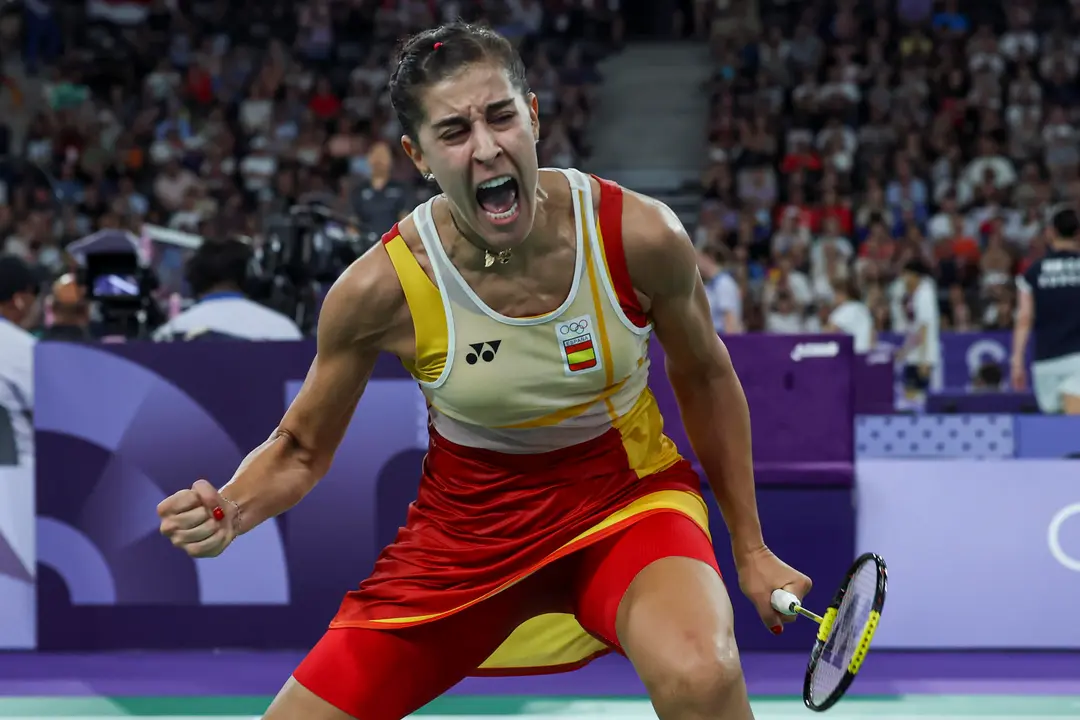 -La espa&ntilde;ola Carolina Mar&iacute;n celebra su victoria ante la estadounidense Beiwen Zhang en el partido de octavos de final individual femenino celebrado en el marco de los Juegos Ol&iacute;mpicos, en Par&iacute;s, Francia. EFE/ Kiko Huesca