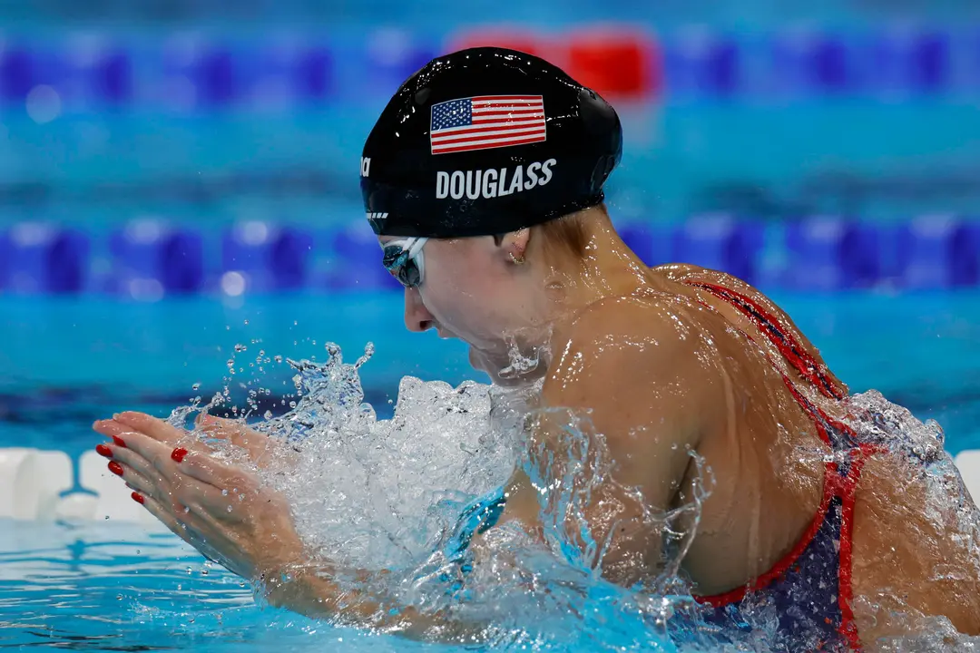La estadounidense Kate Douglass gana el oro en la final femenina de 200m Braza en los Juegos Ol&iacute;mpicos Par&iacute;s 2024, en el Paris La Defense Arena de Nanterre, Francia. EFE/ Lavandeira Jr