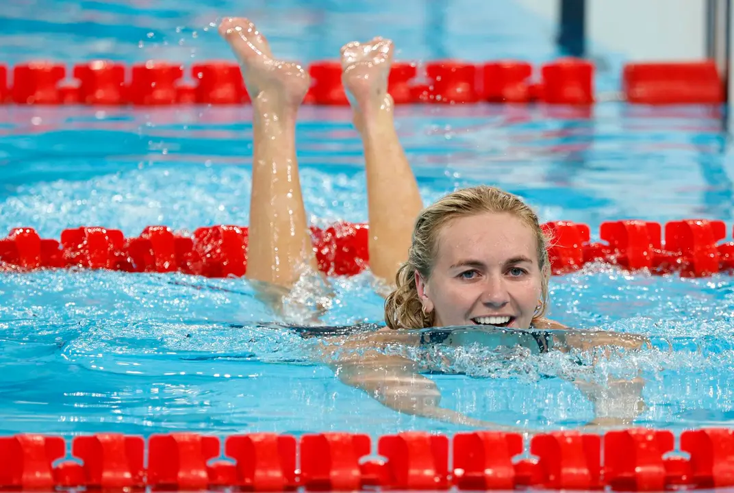Ariarne Titmus se colg&oacute; la medalla de oro en la prueba del relevo femenino de 4x200 libre de los Juegos Ol&iacute;mpicos de Par&iacute;s. EFE/EPA/FRANCK ROBICHON