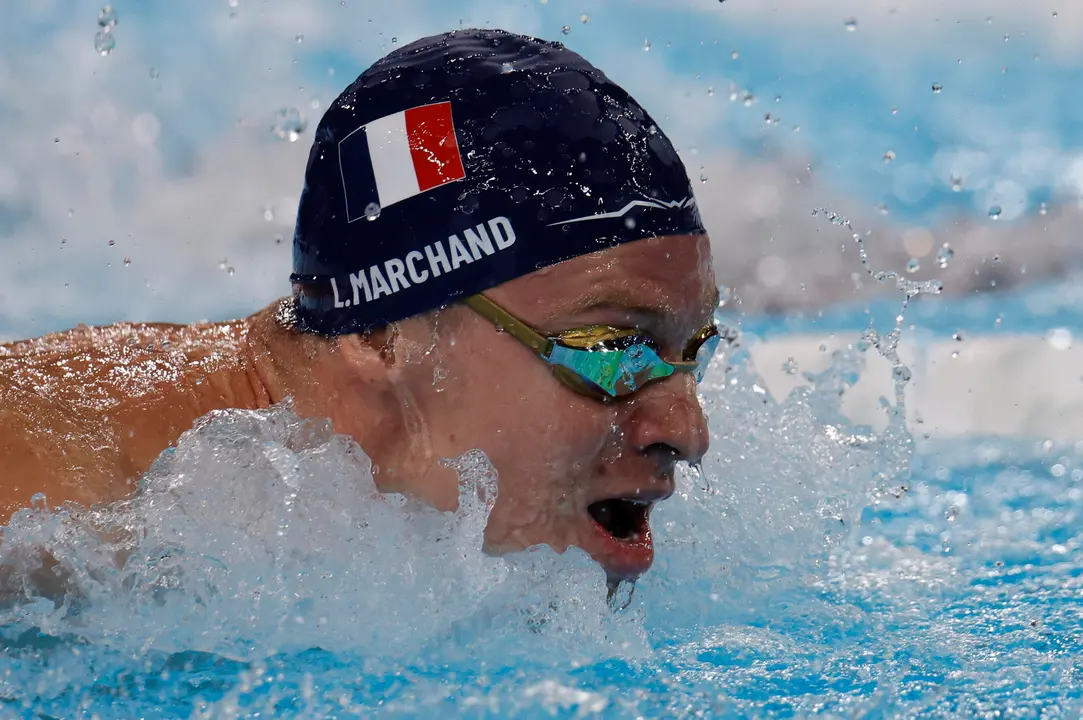 El nadador franc&eacute;s Leon Marchand compite en la semifinal de 200m Estilos Individual Masculino en los Juegos Ol&iacute;mpicos Par&iacute;s 2024, en el Paris La Defense Arena de Nanterre, Francia. EFE/ Lavandeira Jr