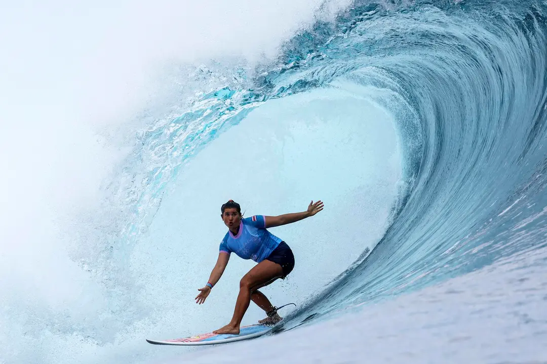 Fotograf&iacute;a del pasado 28 de julio de Brisa Hennessy, de Costa Rica, en acci&oacute;n durante la primera ronda de la competici&oacute;n femenina de surf de Par&iacute;s 2024 en Teahupo'o, Tahiti. EFE/FAZRY ISMAIL