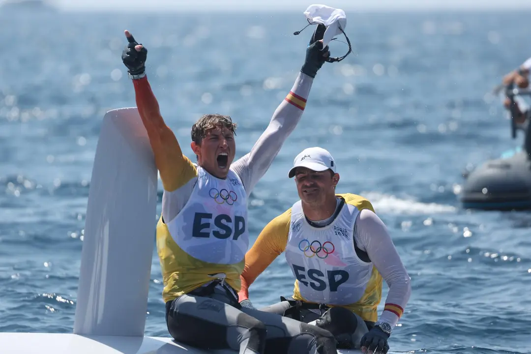 Los espa&ntilde;oles Diego Bot&iacute;n y Florian Trittel celebran la medalla de oro lograda en la clase 49erFX de los Juegos Ol&iacute;mpicos de Paris 2024. EFE/EPA/OLIVIER HOSLET