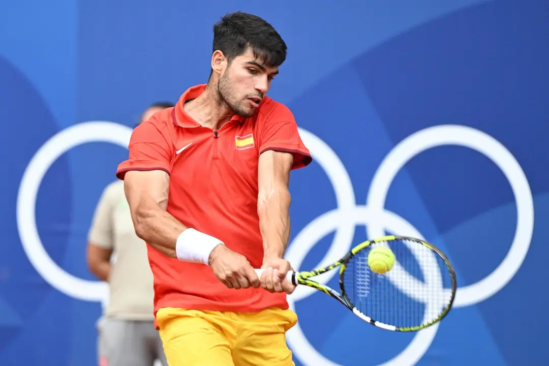 Carlos Alcaraz en acci&oacute;n contra Felix Auger-Aliassime de Canad&aacute; durante su partido de semifinales individual de los Juegos Ol&iacute;mpicos de Par&iacute;s 2024. EFE/EPA/CAROLINE BLUMBERG