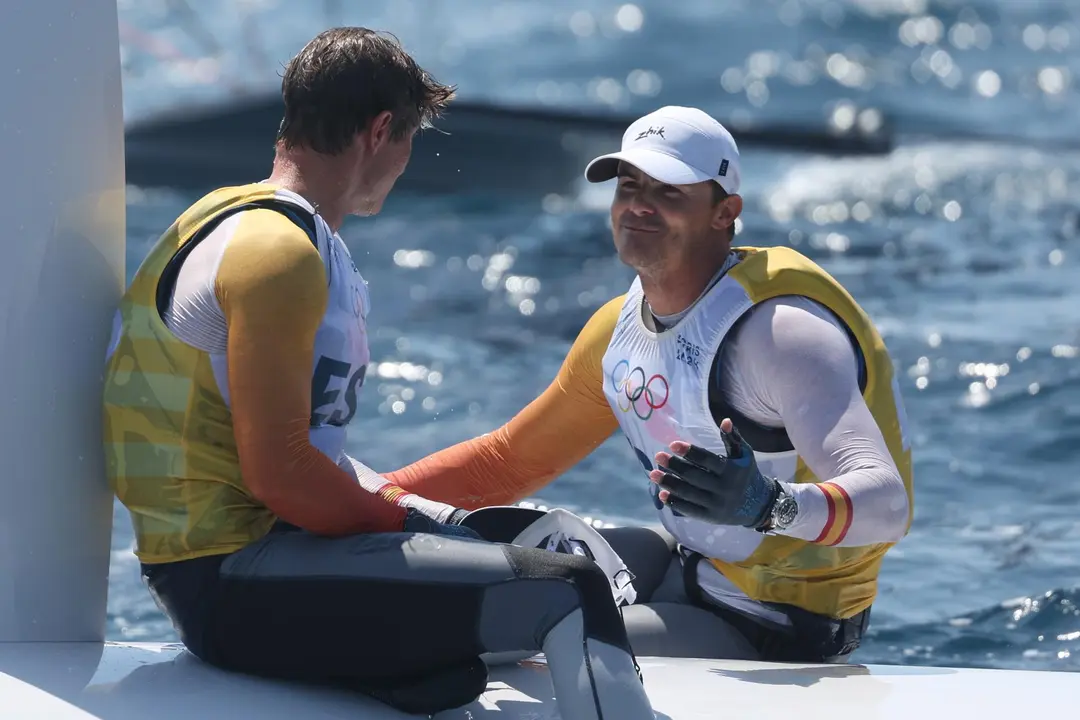 Los medallistas de oro en la categor&iacute;a 49erFX masculina Diego Botin le Chever (dch) y Florian Trittel. EFE/EPA/OLIVIER HOSLET