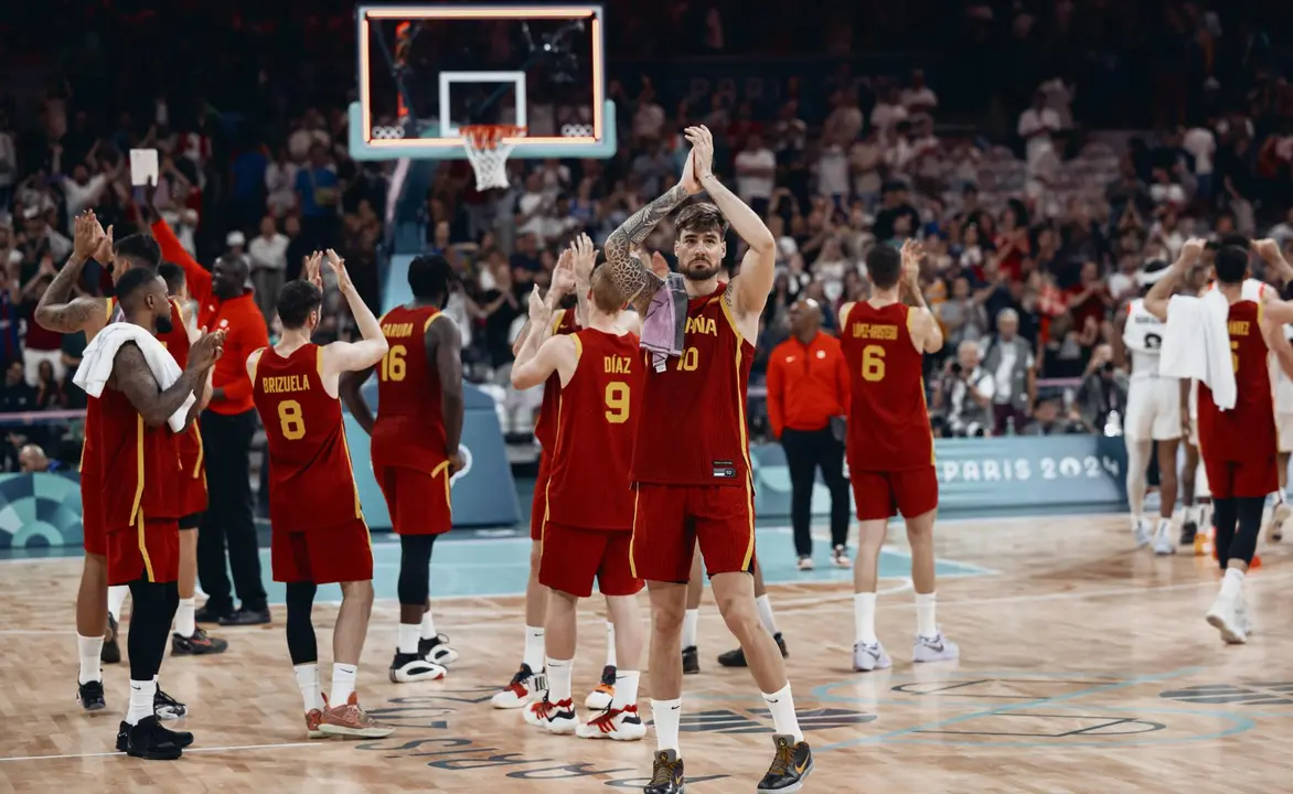 La seleccion espa&ntilde;ola masculina de baloncesto se despide del p&uacute;blico tras perder ante Canad&aacute;. EFE/EPA/ALEX PLAVEVSKI