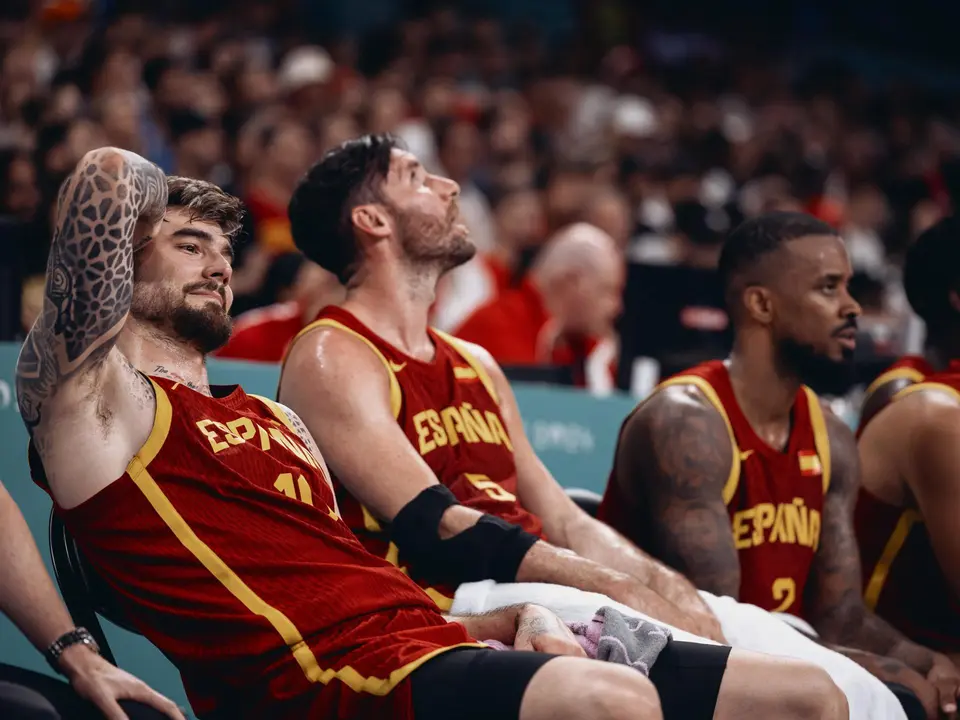 Rudy Fern&aacute;ndez, entre Juancho Hernang&oacute;mez (i) y Lorenzo Brown. EFE/EPA/ALEX PLAVEVSKI