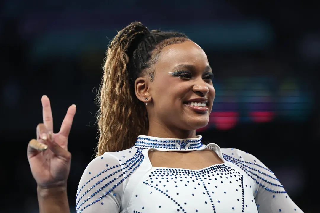 La brasile&ntilde;a Rebeca Andrade celebra la medalla de plata conseguida en la final femenina de salto de potro durante los Juegos Ol&iacute;mpicos de Par&iacute;s 2024 , en el Bercy Arena de la capital francesa. EFE/ Sashenka Gutierrez