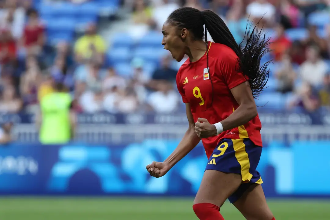 La delantera de Espa&ntilde;a Salma Paralluelo durante la tanda de penaltis en el partido de cuartos de final de f&uacute;tbol femenino de los Juegos Ol&iacute;mpicos de Par&iacute;s 2024, disputado entre Espa&ntilde;a y Colombia, en el Estadio de Lyon (Francia). EFE/ Kiko Huesca
