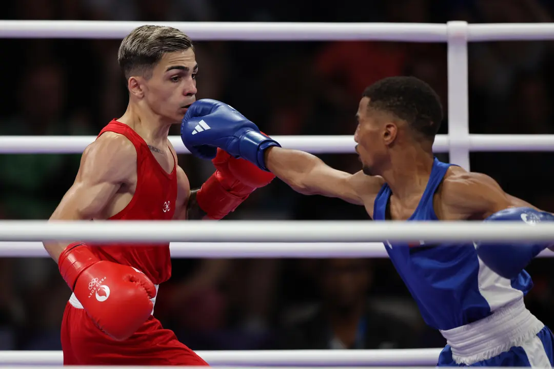El seleccionador espa&ntilde;ol de boxeo, Rafael Lozano (rojo) en su combate ante el dominicano Yunior Alcantara Reyes. EFE/ MIGUEL GUTIERREZ