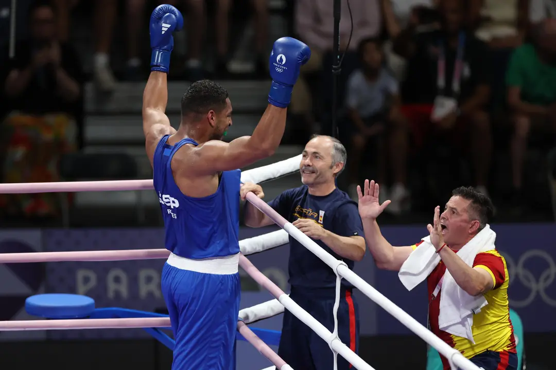 El seleccionador del equipo ol&iacute;mpico de boxeo de Espa&ntilde;a, Rafa Lozano,(c), junto al boxeador espa&ntilde;ol Enmanuel Reyes Pla (i) tras su combate con el belga Victor Scheltraete.. EFE/ Sashenka Guti&eacute;rrez