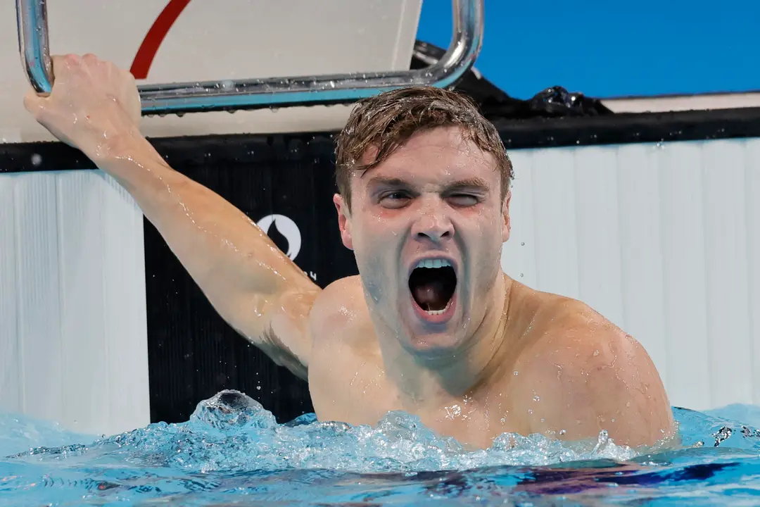 El nadador estadounidense Bobby Finke celebra la victoria y el conseguir un nuevo r&eacute;cord mundial en la final de 1500m Estilo libre masculino de los Juegos Ol&iacute;mpicos de Par&iacute;s 2024 este domingo, en Nanterre. EFE/Lavandeira Jr.