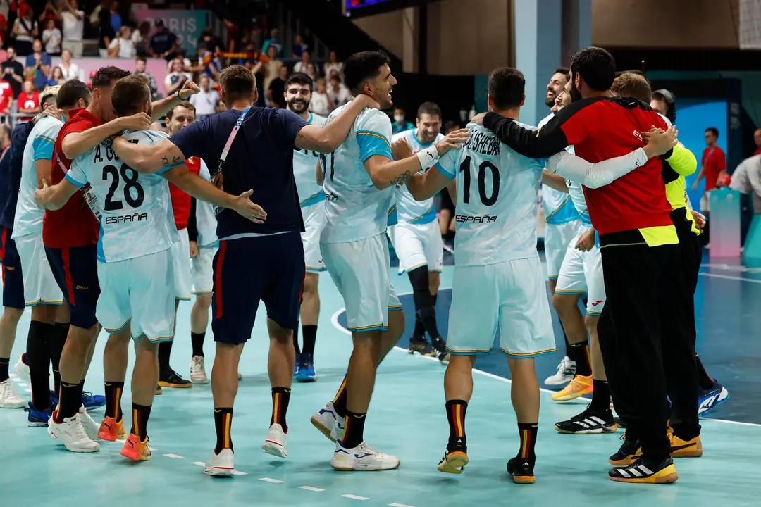 Los jugadores espa&ntilde;oles celebran la victoria ante Croacia durante el partido de ronda preliminar de balonmano masculino, entre Espa&ntilde;a y Croacia, en los Juegos Ol&iacute;mpicos Par&iacute;s 2024 que se celebra, este domingo, en la capital francesa. EFE/ Miguel To&ntilde;a