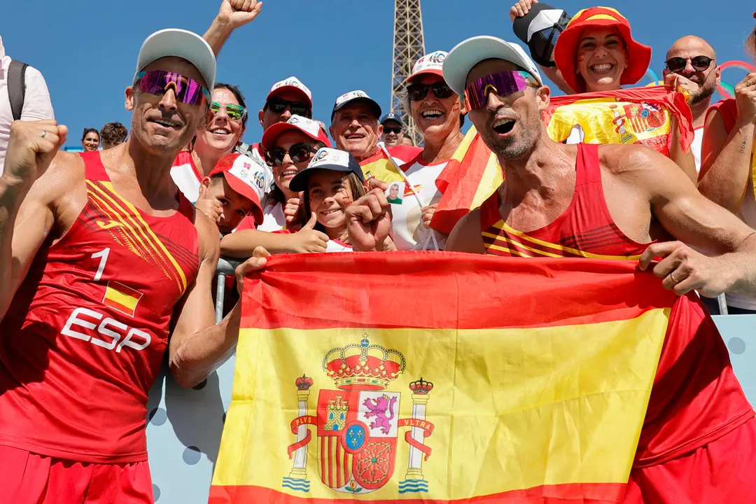 Los espa&ntilde;oles Pablo Herrera (i) y Adri&aacute;n Gavira (d) celebran su victoria al finalizar el partido de octavos de final del torneo ol&iacute;mpico voley playa masculino contra los polacos Michal Bryl y Bartosz Losiak. EFE/Lavandeira Jr