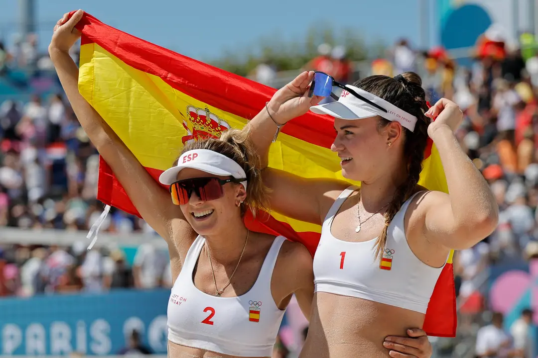 Las espa&ntilde;olas Daniela &Aacute;lvarez (D) y Tania Moreno (I) celebran despu&eacute;s de derrotar a Katja Stam y Raisa Schoon, de Holanda, en la ronda de octavos de final de voley playa de los Juegos Ol&iacute;mpicos de Par&iacute;s 2024. EFE/Lavandeira Jr.