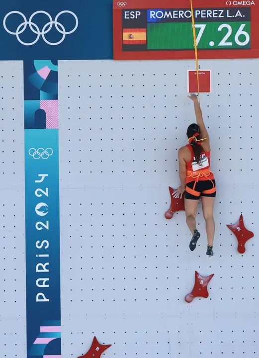 La espa&ntilde;ola Leslie Romero en un momento de su prueba frente a Rajah Sallsabillah de Indonesia, en la calificaci&oacute;n de velocidad femenina de escalada deportiva en los Juegos Ol&iacute;mpicos de Par&iacute;s 2024. EFE/EPA/MART&Iacute;N DIVISEK