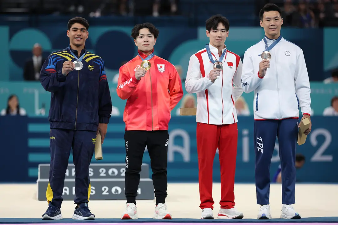 El gimnasta colombiano &Aacute;ngel Barajas (i), plata; el japon&eacute;s Shinnosuke Oka, oro; el chino Boheng Zhang y Chia-Hung Tang, de Taipei, bronze, posan durante la ceremonia de entrega de medallas de la final masculina de barra fija de gimnasia art&iacute;stica de los Juegos Ol&iacute;mpicos de Par&iacute;s 2024, en el pabell&oacute;n Bercy Arena, este lunes, en Par&iacute;s. EFE/ Miguel Guti&eacute;rrez
