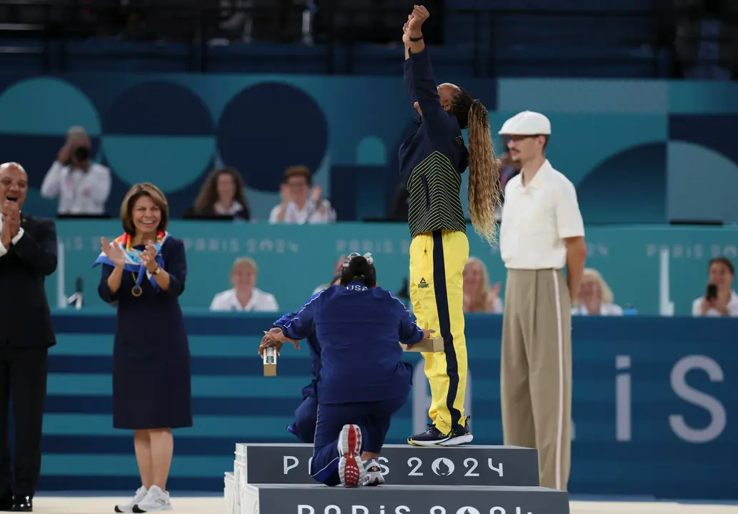 La gimnasta brasile&ntilde;a Rebeca Andrade (d), oro; y las estadounidense Simone Biles (i, oculta), plata, y Jordan Chiles (c-i, delante), bronce, posan durante la ceremonia de entrega de medallas de la final de suelo femenino de gimnasia art&iacute;stica de los Juegos Ol&iacute;mpicos de Par&iacute;s 2024, en el pabell&oacute;n Bercy Arena, este lunes, en Par&iacute;s. EFE/ Miguel Guti&eacute;rrez
