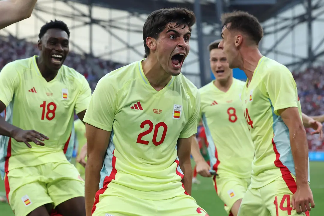 El defensa espa&ntilde;ol Juanlu (c) celebra tras anotar el 1-2 ante Marruecos durante el partido de semifinal de F&uacute;tbol, entre Espa&ntilde;a y Marruecos, en el marco de los Juegos Ol&iacute;mpicos Par&iacute;s 2024, este lunes, en Marsella, Francia. EFE/Kiko Huesca