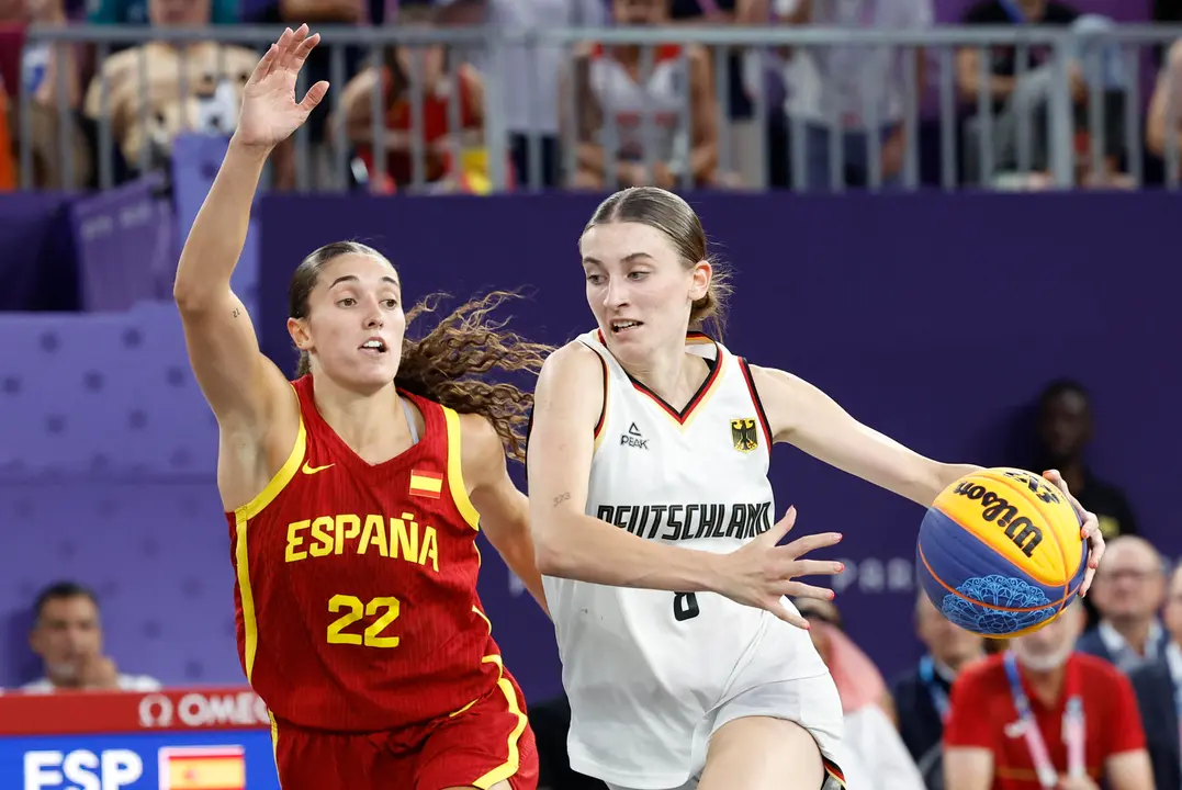 La jugadora espa&ntilde;ola Juana Camilio (i) y la alemana Elisa Mevius durante la final femenina de baloncesto 3x3, entre Alemania y Espa&ntilde;a, celebrada en el marco de los Juegos Ol&iacute;mpicos Par&iacute;s 2024, este lunes, en la capital gala. EFE/ Miguel To&ntilde;a
