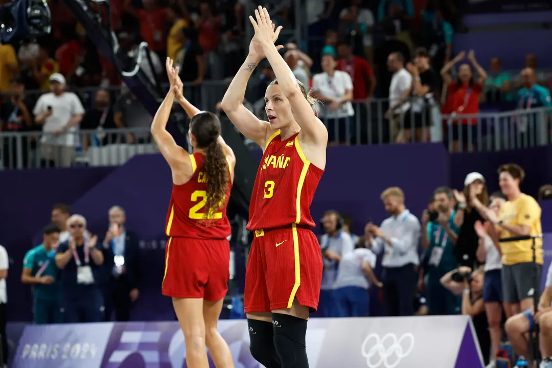 Las jugadoras espa&ntilde;olas Juana Camilio (d) y Juana Camili&oacute;n tras perder ante Alemania y conseguir medalla de plata en la final femenina de baloncesto 3x3, entre Alemania y Espa&ntilde;a, celebrada en el marco de los Juegos Ol&iacute;mpicos Par&iacute;s 2024, este lunes, en la capital gala. EFE/ Miguel To&ntilde;a