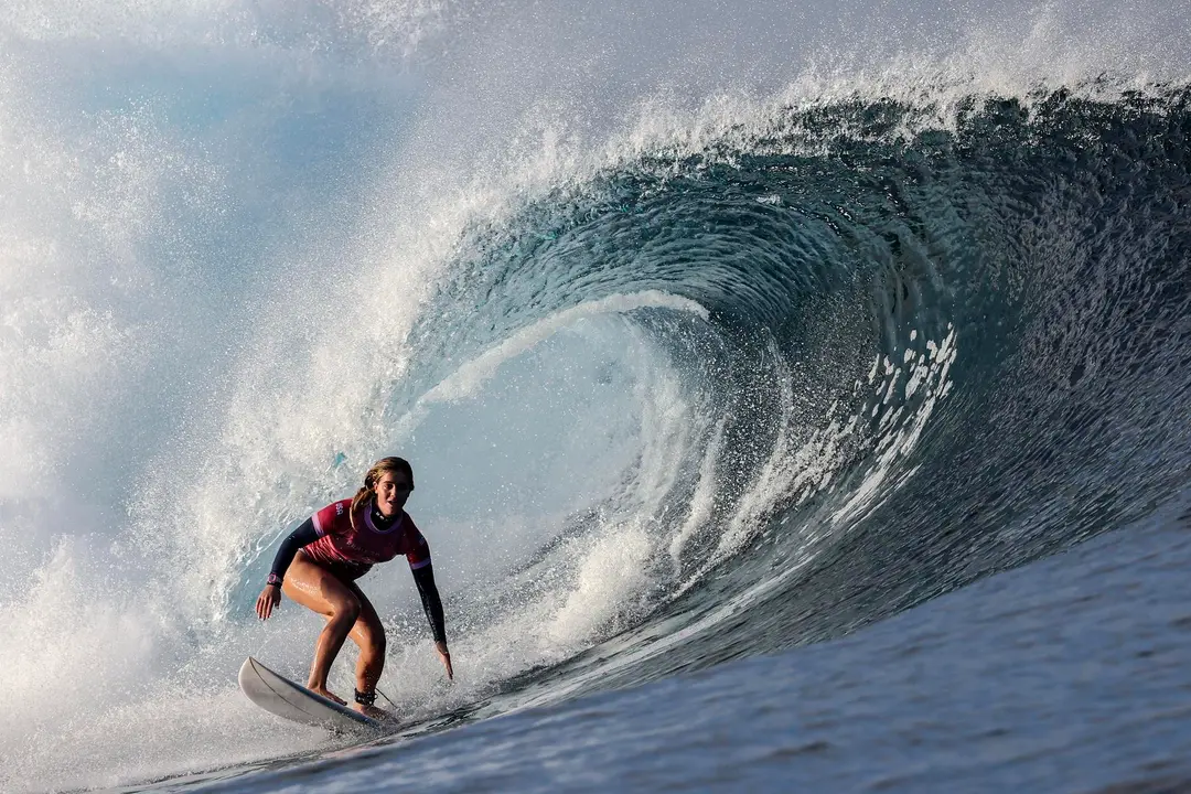 La surfista estadounidense Caroline Marks en acci&oacute;n durante los Juegos Ol&iacute;mpicos Par&iacute;s 2024 en Teahupo'o, Tahiti (Francia). EFE/FAZRY ISMAIL