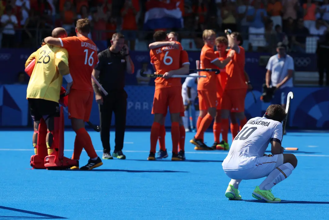 El jugador espa&ntilde;ol Jos&eacute; Mar&iacute;a Basterra (d) se lamenta despu&eacute;s de que Pa&iacute;ses Bajos se impusiera a Espa&ntilde;a por 4-0 en la semifinal masculina de hockey hierba de los Juegos Ol&iacute;mpicos de Par&iacute;s 2024 este martes en el estadio Yves-du-Manoir en Colombes. EFE/ Miguel Guti&eacute;rrez