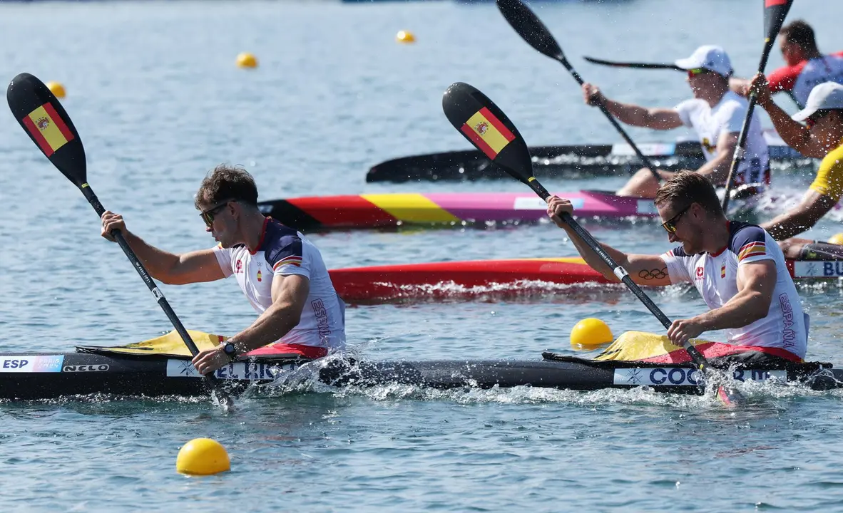 Los espa&ntilde;oles Adrian Del Rio (I) y Marcus Cooper en el K2 500 en Par&iacute;s 2024 EFE/EPA/MAXIM SHIPENKOV