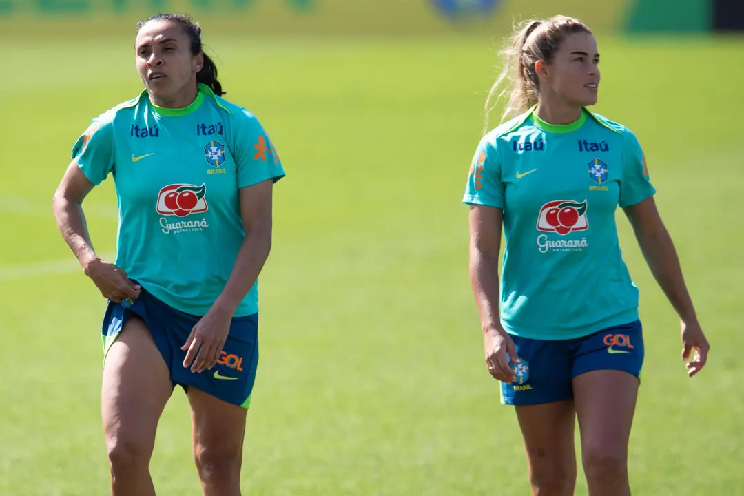 Las jugadoras de la selecci&oacute;n ol&iacute;mpica femenina de f&uacute;tbol de Brasil Marta (i) y Tamires . EFE/ Andr&eacute; Coelho