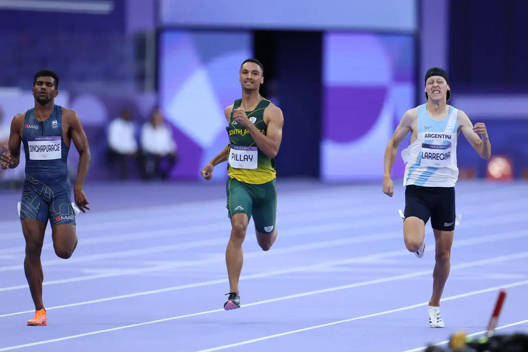 El atleta argentino Eli&aacute;n Larregina (d), el sudafricano Lythe Pillay (c) y Aruna Darshana de Sri Lanka este martes, en la semifinal masculina de los 400m parte del Atletismo de los Juegos Ol&iacute;mpicos Par&iacute;s 2024 este martes, en la capital gala. EFE/ Juanjo Mart&iacute;n