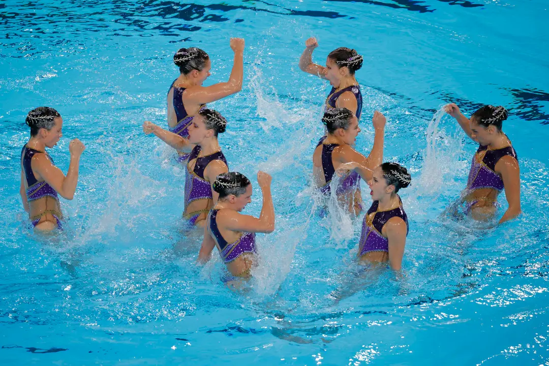 El equipo de Espa&ntilde;a compite en la prueba de rutina libre por equipos de Nataci&oacute;n Art&iacute;stica de los Juegos Ol&iacute;mpicos Par&iacute;s 2024, este martes, en el centro acu&aacute;tico en Saint-Denis, Francia. EFE/ Lavandeira Jr