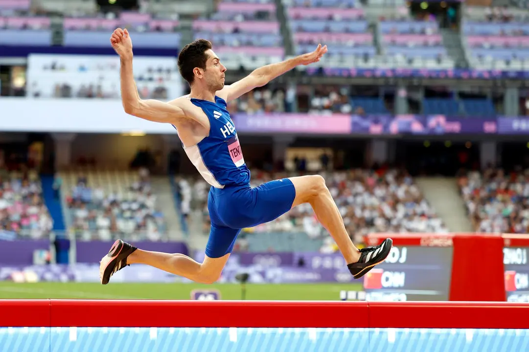 El griego Miltiadis Tentoglou retuvo su corona de campe&oacute;n ol&iacute;mpico de salto de longitud. EFE/EPA/FRANCK ROBICHON