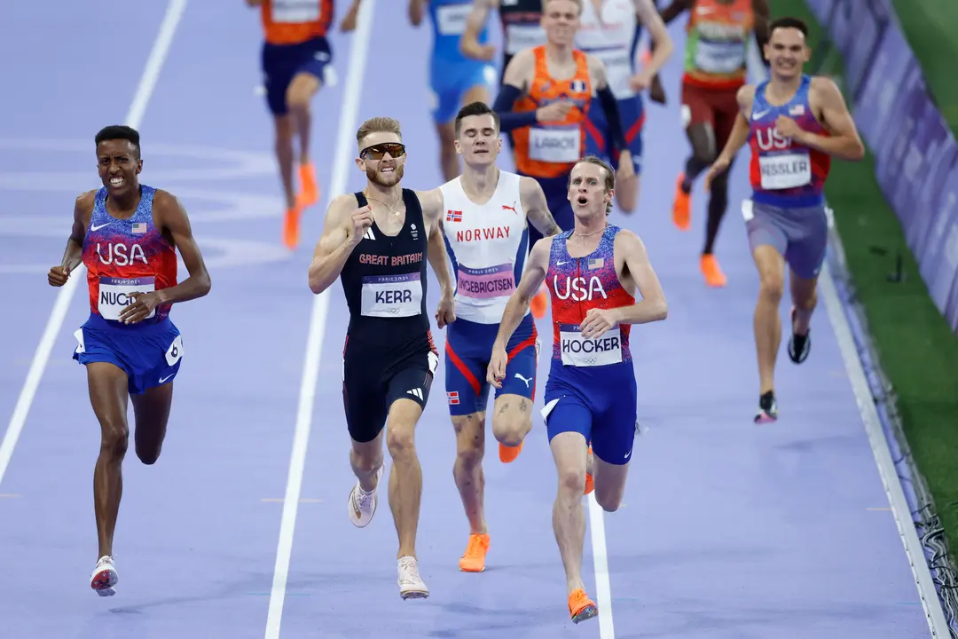 El atleta estadounidense Cole Hocker (d) celebra la victoria seguido del brit&aacute;nico Josh Kerr (2i-plata) y el estadounidense Yared Nuguse (i-bronce) en la final masculina de 1500m parte del Atletismo de los Juegos Ol&iacute;mpicos Par&iacute;s 2024 este martes, en la capital gala. EFE/ Juanjo Mart&iacute;n