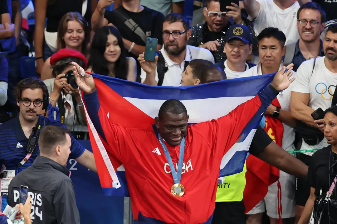 El luchador cubano Mijain L&oacute;pez celebra con la medalla de oro en la final de Lucha Grecorromana, 130 kg masculino, de los Juegos Ol&iacute;mpicos Par&iacute;s 2024, en la capital gala. EFE/ Miguel Guti&eacute;rrez