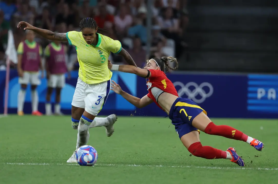 La defensa brasilera Tarciane (i) disputa un bal&oacute;n ante la delantera Athenea del Castillo de Espa&ntilde;a durante la semifinal femenina de F&uacute;tbol, entre Brasil y Espa&ntilde;a en el marco de los Juegos Ol&iacute;mpicos Par&iacute;s 2024, este martes, en Marsella, Francia. EFE/Kiko Huesca
