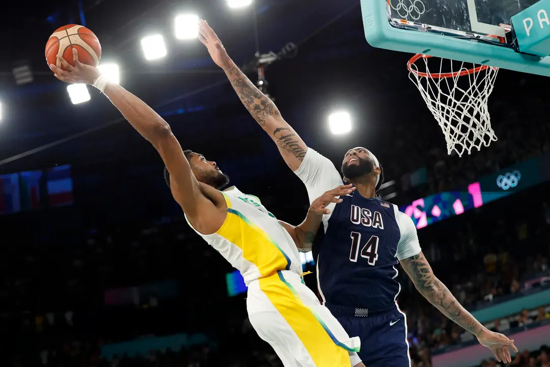 El brasile&ntilde;o Bruno Caboclo (I) y el estadounidense Anthony Davis en el South Paris Arena en Paris, Francia. EFE/EPA/CAROLINE BREHMAN
