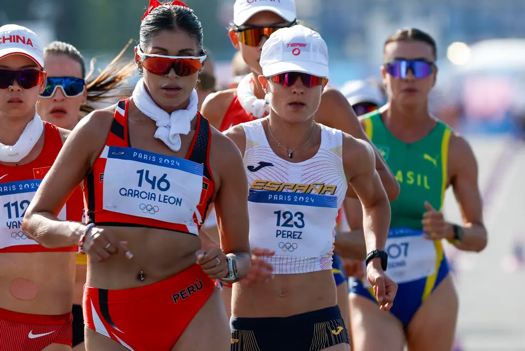 La espa&ntilde;ola Mar&iacute;a P&eacute;rez (2d) y la peruana Kimberly Garc&iacute;a Le&oacute;n (2i) compiten en la prueba de los 20km marcha femeninos re relevo mixto. EFE/ Miguel To&ntilde;a