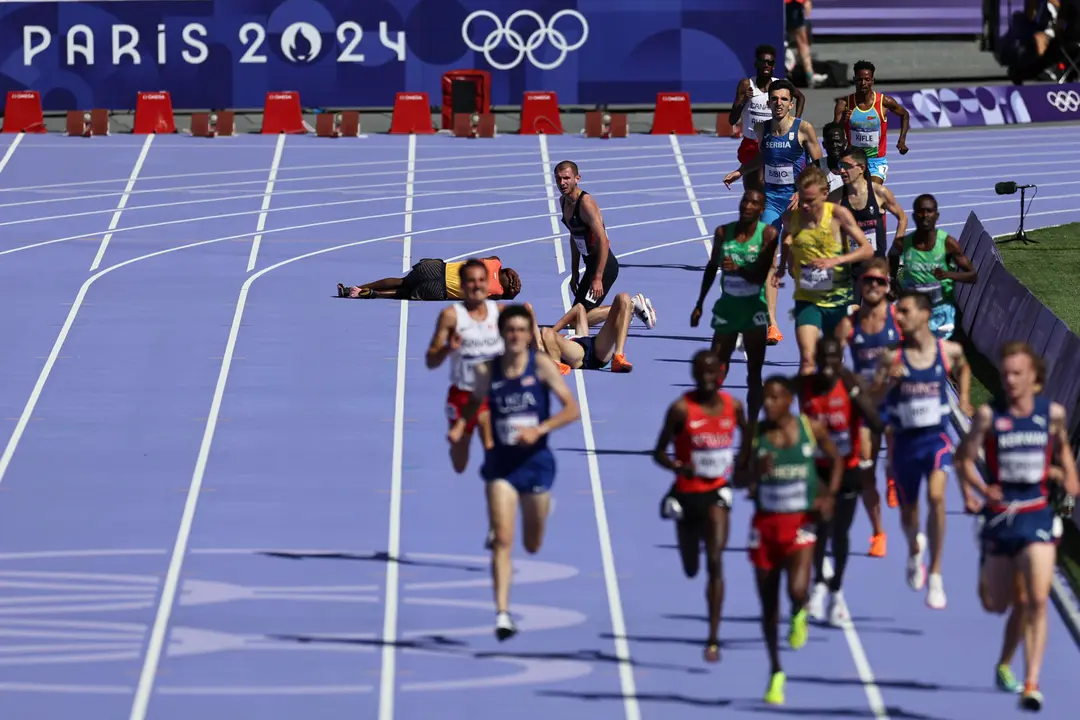 El espa&ntilde;ol Thierry Ndikumwenayo (i, en el suelo) cae al suelo en su serie de los 5000m. EFE/ Sashenka Gutierrez