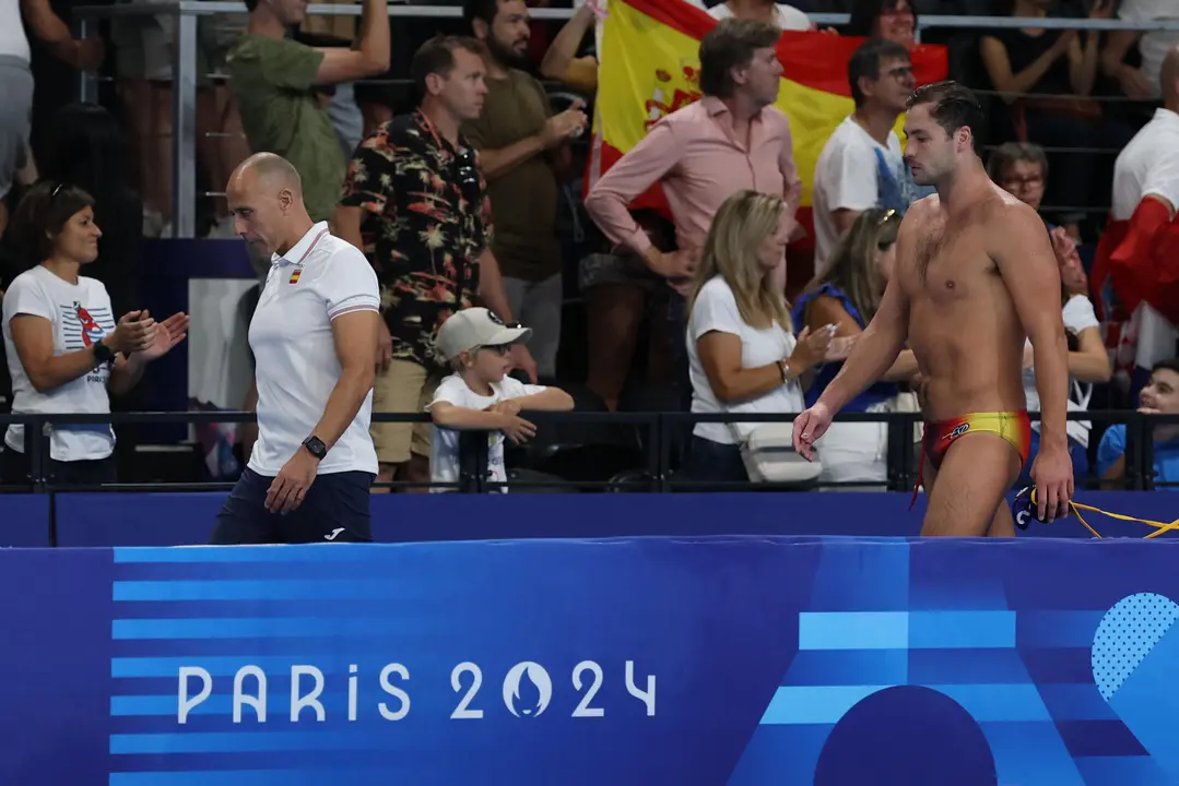El entrenador espa&ntilde;ol, David Mart&iacute;n (i), tras perder ante Croacia tras el partido de waterpolo de cuartos de final entre Croacia y Espa&ntilde;a celebrado en el marco de los Juegos Ol&iacute;mpicos Par&iacute;s 2024 en Nanterre, Francia. EFE/Juanjo Martin